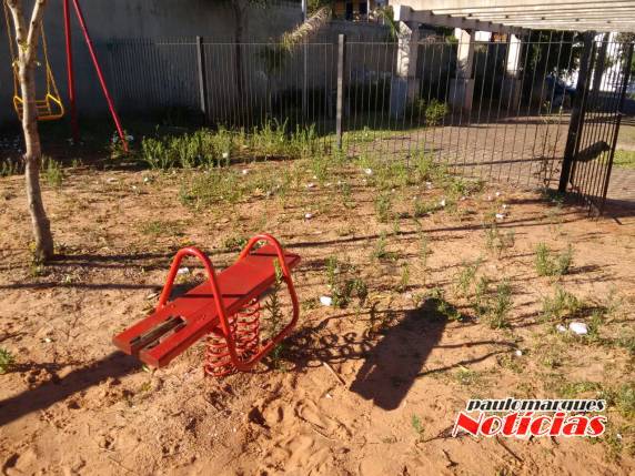 Munícipes reclamam de inços e banheiros fechados na praça do bairro Oriental - foto 3