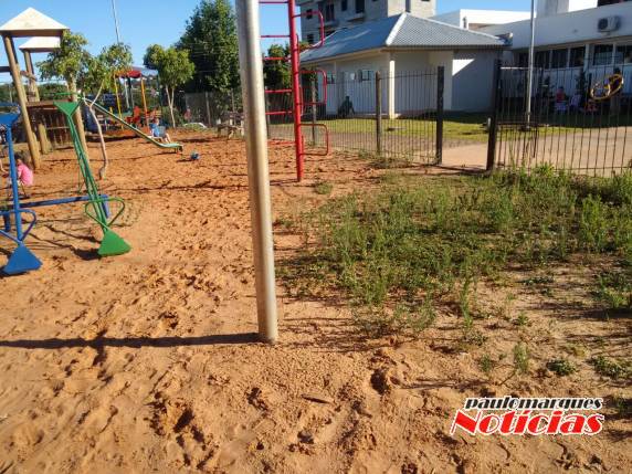 Munícipes reclamam de inços e banheiros fechados na praça do bairro Oriental - foto 5