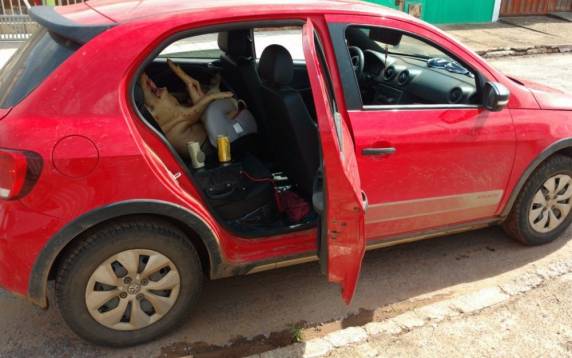 Jovem de 26 anos foi abordado em blitz por estar com o som alto, mas 

fugiu. No carro havia dois animais abatidos que, segundo ele, já estavam encomendados