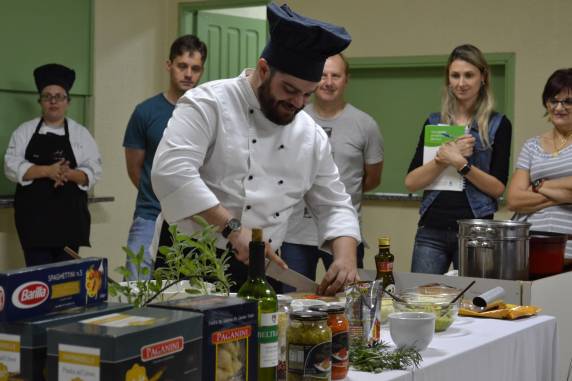Ministrante será o chef Gibran Coutinho Garcia, que vai ensinar a preparação de drinks, entradas, pratos principais, acompanhamentos, molhos e sobremesas