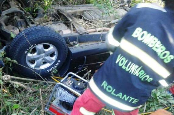 Marido e dois filhos ficaram feridos após caminhonete em que a família estava capotar