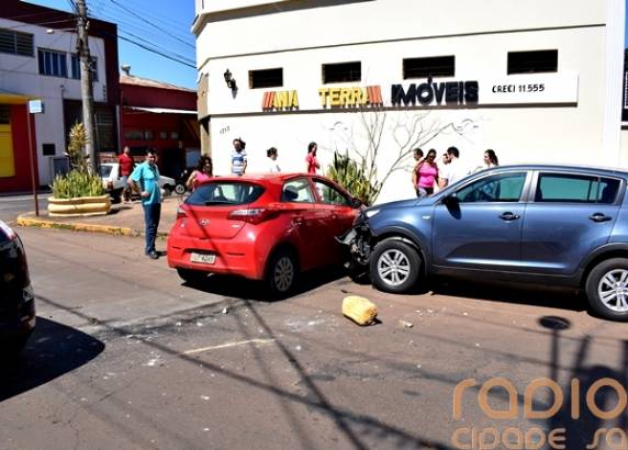 Colisão no centro de Santo Ângelo provoca danos em veículos - foto 3