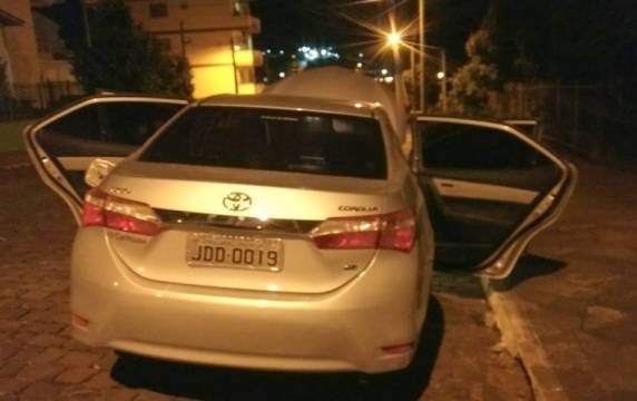 Carro roubado em Passo Fundo é abandonado por bandidos em Casca - foto 4