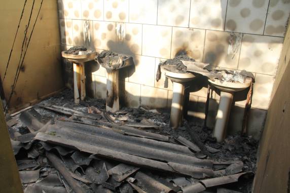 Vândalos colocam fogo em prédios do CIGRES em Três de Maio - foto 3