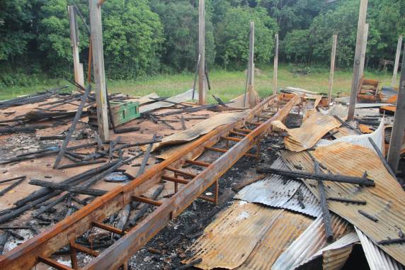 Vândalos colocam fogo em prédios do CIGRES em Três de Maio - foto 10