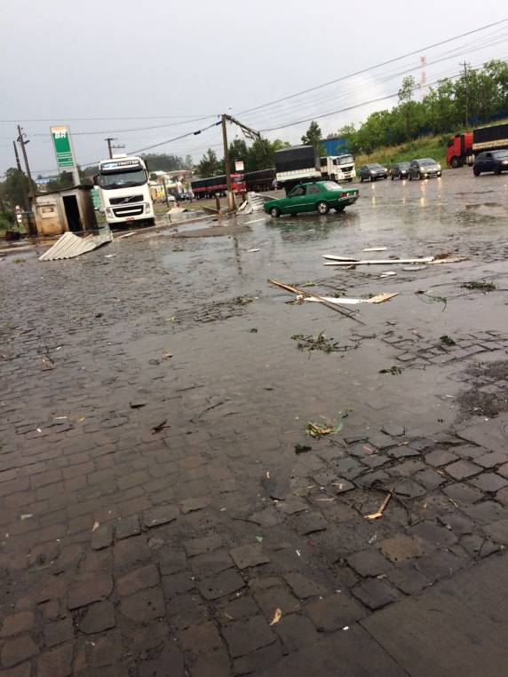 Ventania destelha residências e bloqueia trânsito no Norte do Rio Grande do Sul - foto 3