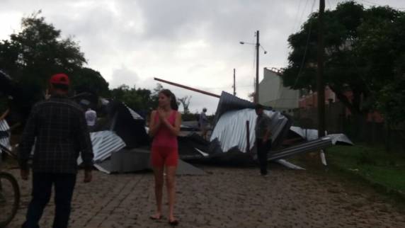Ventania destelha residências e bloqueia trânsito no Norte do Rio Grande do Sul - foto 2
