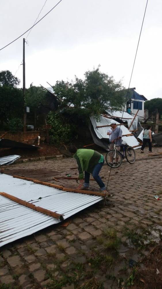 Ventania destelha residências e bloqueia trânsito no Norte do Rio Grande do Sul - foto 5
