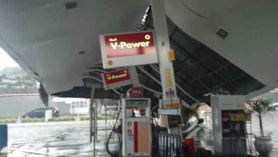 Teto de posto de combustíveis cedeu com ventos 

fortes