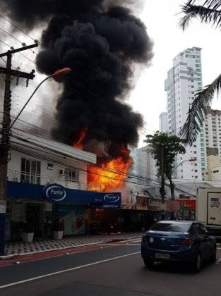 Incêndio toma conta de churrascaria na Av. Brasil em Balneário Camboriú - foto 3