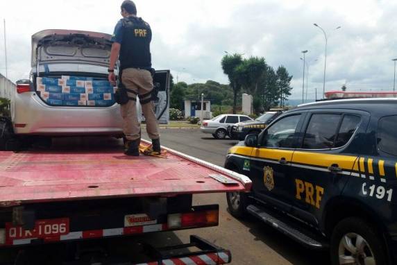PRF apreende cigarros contrabandeados e recupera carro roubado na BR 282 em Vargem Bonita - foto 2