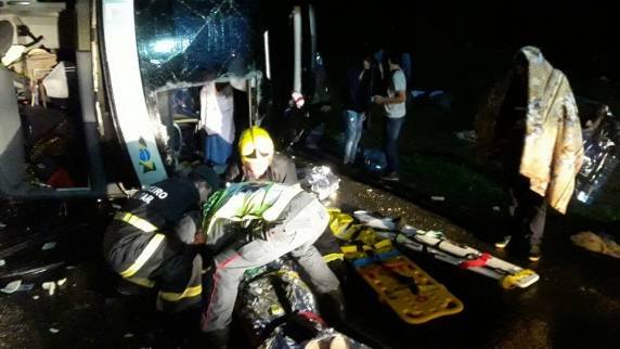Ônibus com jovens
tomba na BR-470 em Pouso Redondo e deixa feridos - foto 2