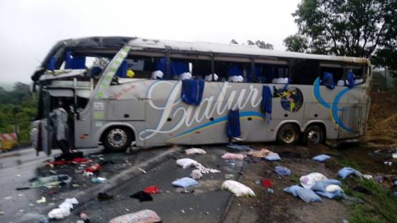 Ônibus com jovens
tomba na BR-470 em Pouso Redondo e deixa feridos - foto 4
