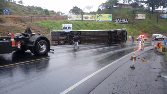 Ônibus com jovens
tomba na BR-470 em Pouso Redondo e deixa feridos - foto 5