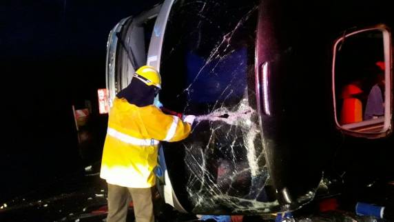 Ônibus com jovens
tomba na BR-470 em Pouso Redondo e deixa feridos - foto 3