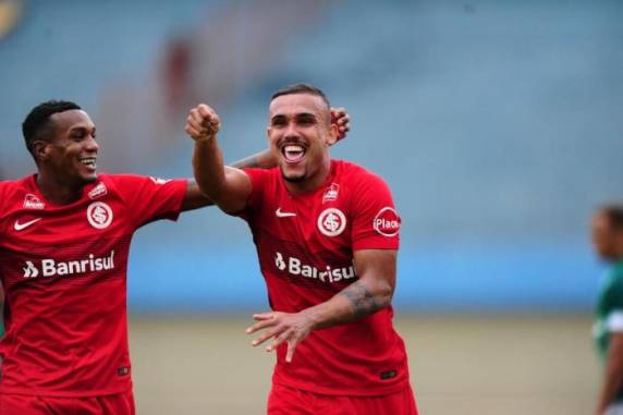 Partida ainda teve lance polêmico envolvendo a arbitragem