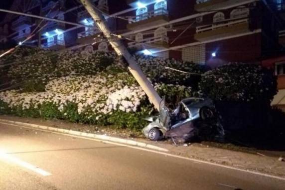 Jovem de 19 anos morreu no local e 

passageira teve perna amputada