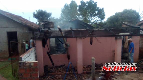 VÍDEO: casa é destruída por incêndio em Independência - foto 3