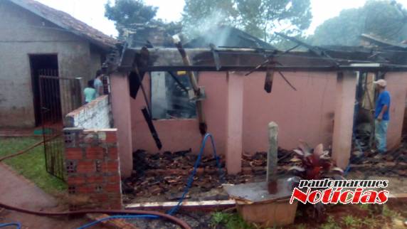 VÍDEO: casa é destruída por incêndio em Independência - foto 4
