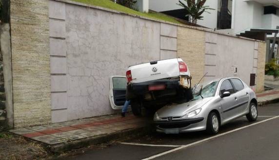 Veículo Saveiro saiu desgovernado e caiu sobre Peugeot estacionado diante de uma casa. Ninguém se feriu