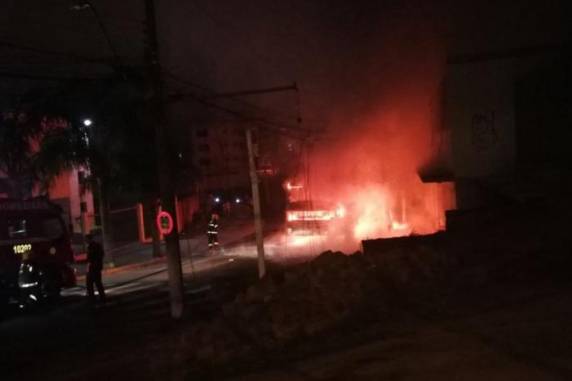 Atentado ocorreu por volta das 22h no bairro Jardim América