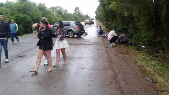 Saída de pista deixa cinco pessoas feridas na RS 342 - foto 3