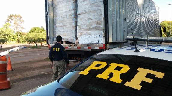 PRF apreende cigarro contrabandeado em carga de frango no Norte do Estado - foto 2