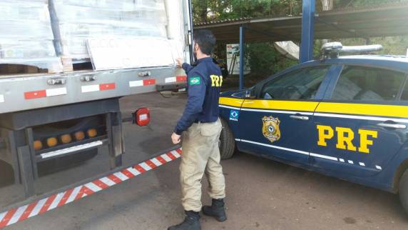 PRF apreende cigarro contrabandeado em carga de frango no Norte do Estado - foto 3