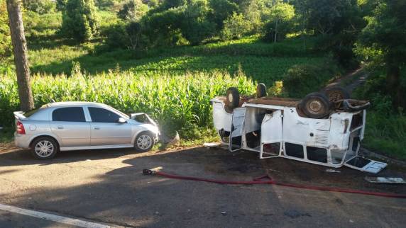 Colisão de Kombi e Astra deixou quatro feridos na tarde deste domingo (26)