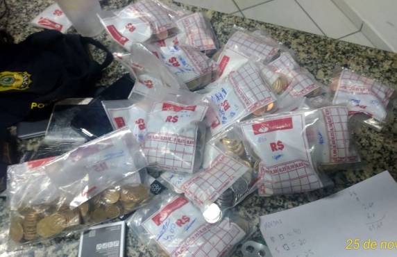 PRF prende quatro homens que arrombaram cofre de banco em
Curitiba e recupera R$ 109 mil em dinheiro em Joinvile - foto 4