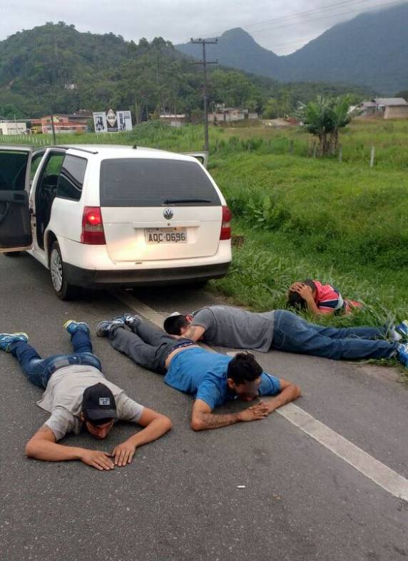 PRF prende quatro homens que arrombaram cofre de banco em
Curitiba e recupera R$ 109 mil em dinheiro em Joinvile - foto 2