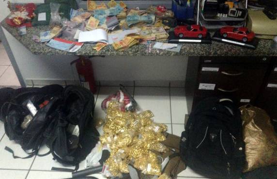 PRF prende quatro homens que arrombaram cofre de banco em
Curitiba e recupera R$ 109 mil em dinheiro em Joinvile - foto 5