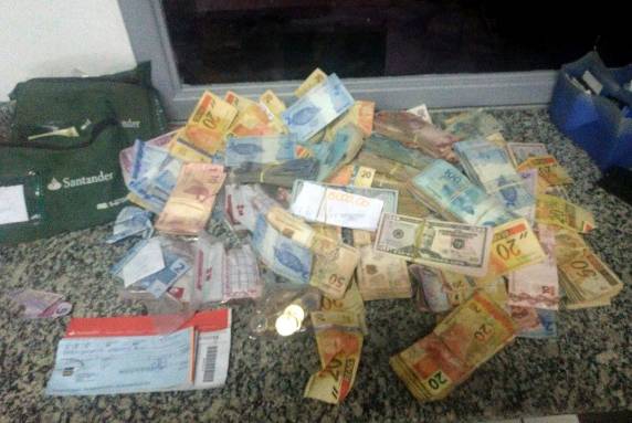 PRF prende quatro homens que arrombaram cofre de banco em
Curitiba e recupera R$ 109 mil em dinheiro em Joinvile - foto 3