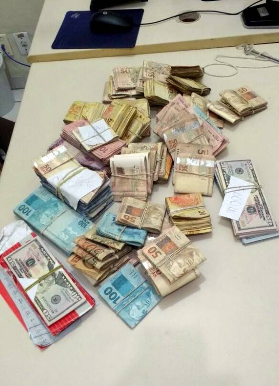 PRF prende quatro homens que arrombaram cofre de banco em
Curitiba e recupera R$ 109 mil em dinheiro em Joinvile - foto 6