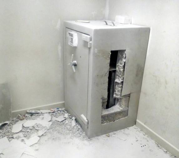 PRF prende quatro homens que arrombaram cofre de banco em
Curitiba e recupera R$ 109 mil em dinheiro em Joinvile - foto 7