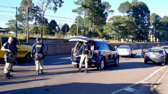 PRF e PC prendem dois homens e recuperam veículo roubado em Passo Fundo - foto 3