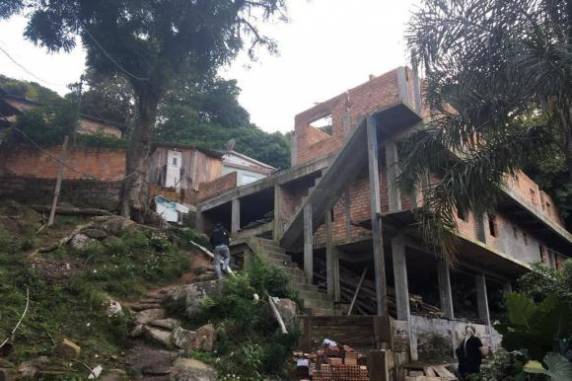Traficante tem casa com piscina e alçapão secreto e construía albergue para facção em
comunidade em Porto Alegre - foto 4