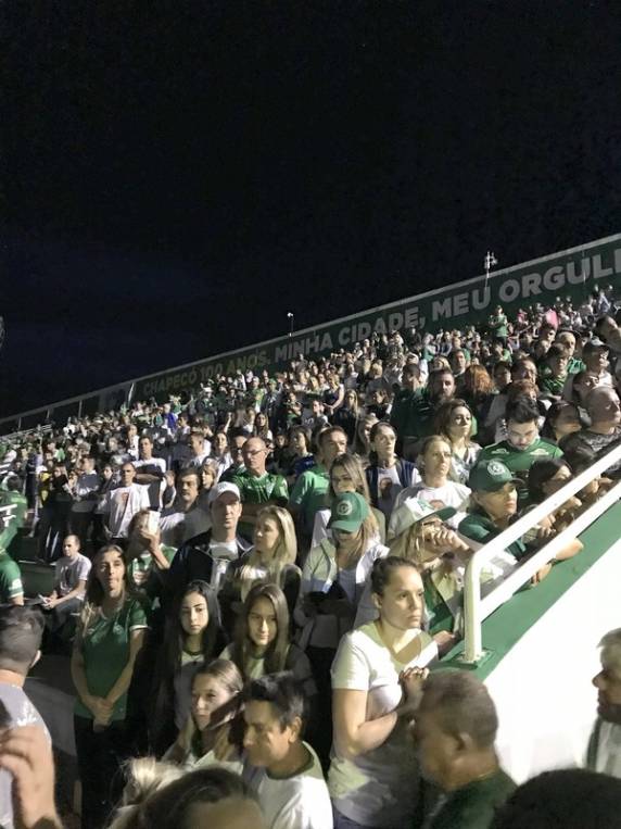Chapecó tem cerimônia religiosa em homenagem às vítimas de acidente com voo da Chapecoense - foto 2