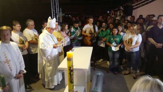 Cerimônia católica ocorre em Chapecó. Setenta e um morreram e seis ficaram feridos em queda de avião em 2016
