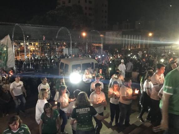 Chapecó tem cerimônia religiosa em homenagem às vítimas de acidente com voo da Chapecoense - foto 4