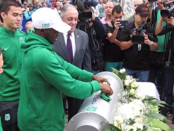 Chapecó tem cerimônia religiosa em homenagem às vítimas de acidente com voo da Chapecoense - foto 7
