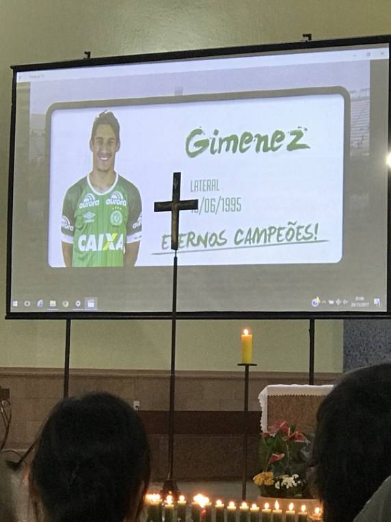 Chapecó tem cerimônia religiosa em homenagem às vítimas de acidente com voo da Chapecoense - foto 6