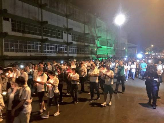 Chapecó tem cerimônia religiosa em homenagem às vítimas de acidente com voo da Chapecoense - foto 3