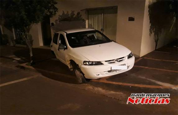 Motorista perde o controle de veículo bate em
outro carro e em um poste em Três de Maio - foto 2