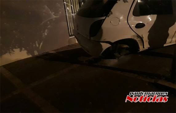 Motorista perde o controle de veículo bate em
outro carro e em um poste em Três de Maio - foto 6