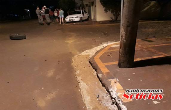 Motorista perde o controle de veículo bate em
outro carro e em um poste em Três de Maio - foto 5