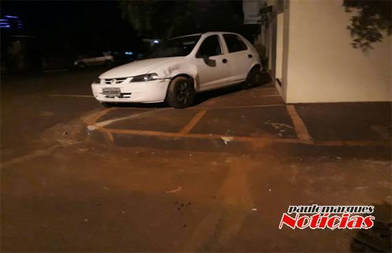 Motorista perde o controle de veículo bate em
outro carro e em um poste em Três de Maio - foto 7
