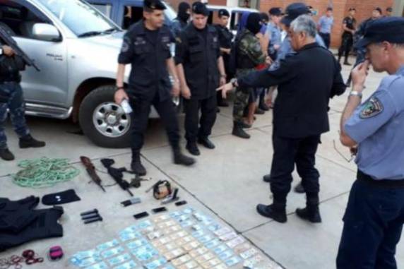 Na fuga, um agente penitenciário que realizava a custódia do preso foi 

levado como refém