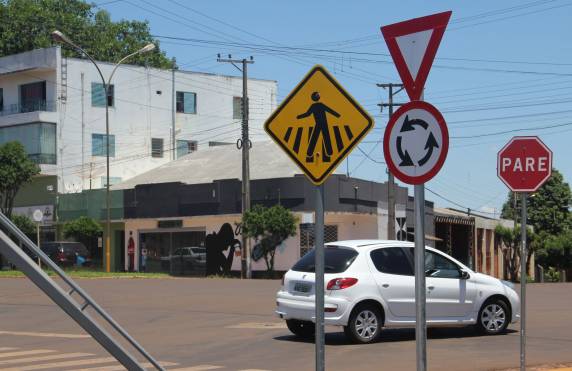 Lombadas, sinalização e rotatórias estão sendo implantadas na via