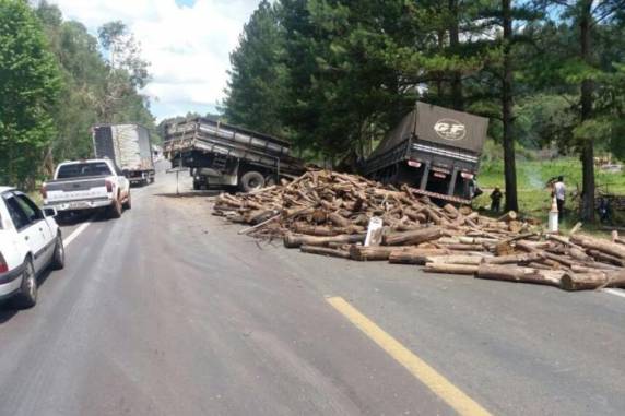 Há bloqueio parcial na rodovia  e 

fluxo lento no trecho. Colisão aconteceu a cerca de seis quilômetros do  trevo de acesso ao município
